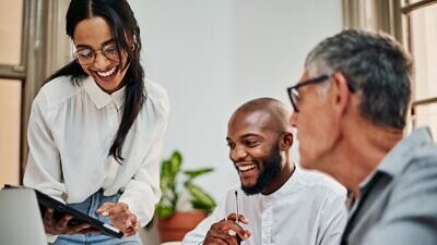 Uma mulher e dois homens na mesa de escritório