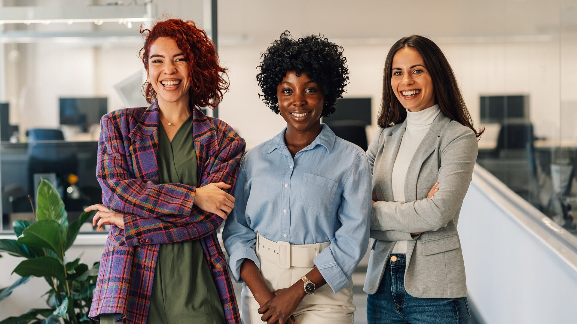 Três mulheres em um escritório