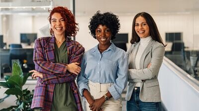 Três mulheres em um escritório