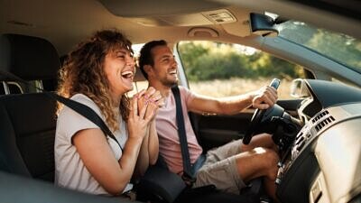 Um casal em um carro na estrada