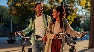 Casal passeando no parque com suas bicicletas