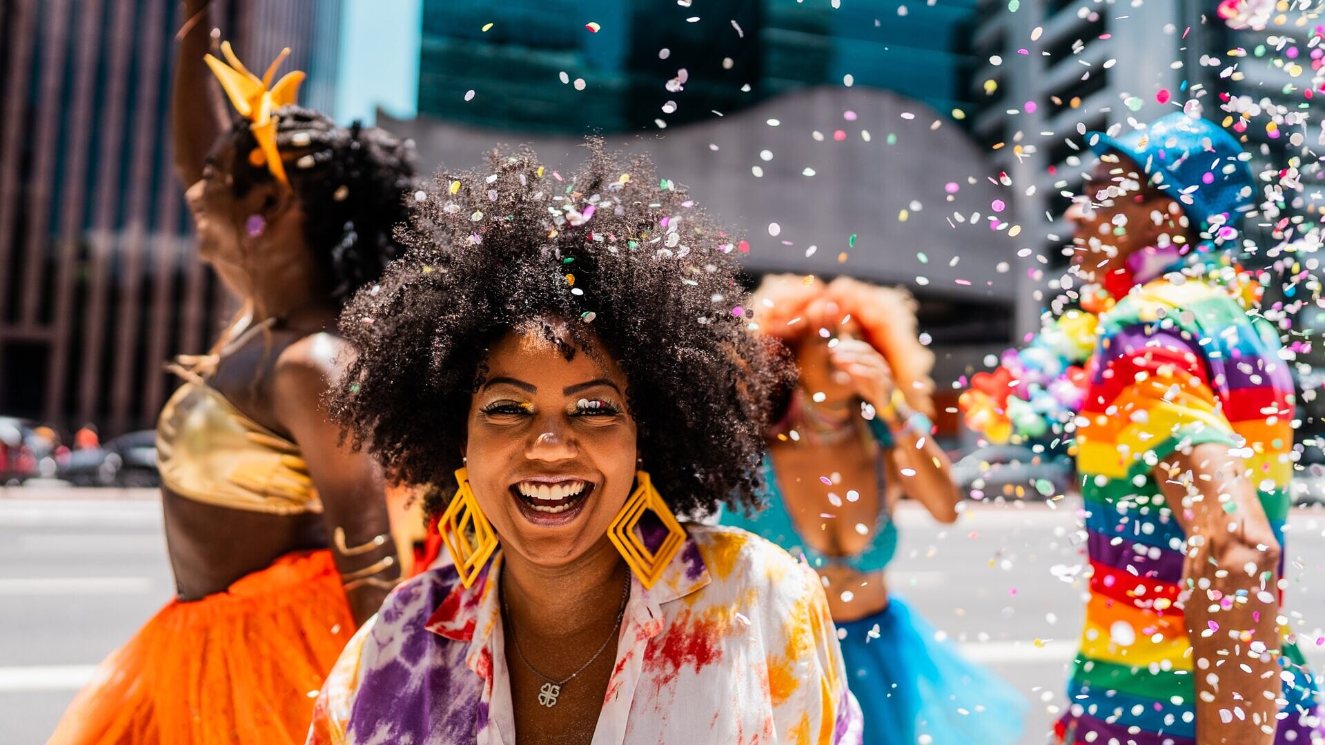 Grupo de amigos curtindo o carnaval na rua