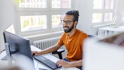 Homem usando o computador na mesa