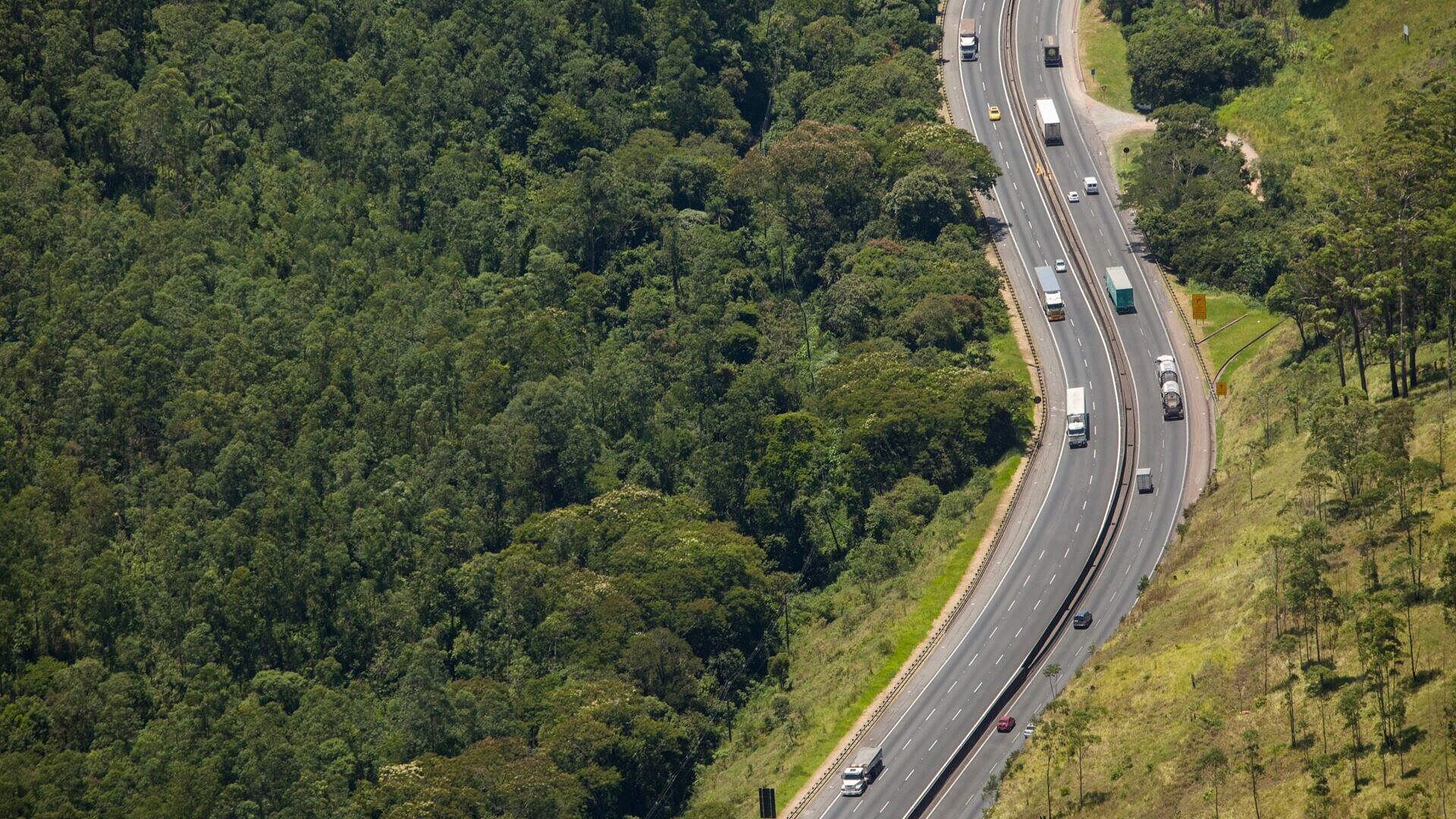 Imagem aérea de estrada com veículos