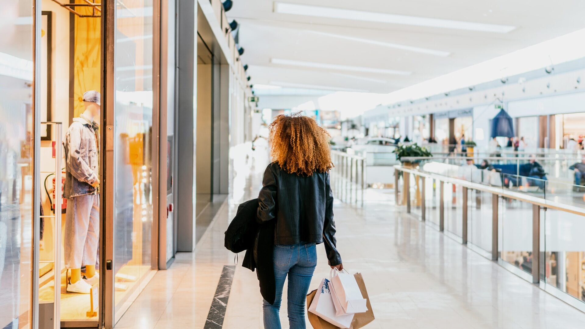 Mulher caminhando no shopping center