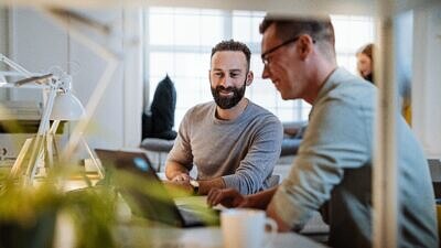 Dois homens trabalhando em um escritório