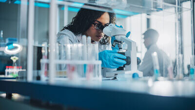 Mulher trabalhando em um laboratório