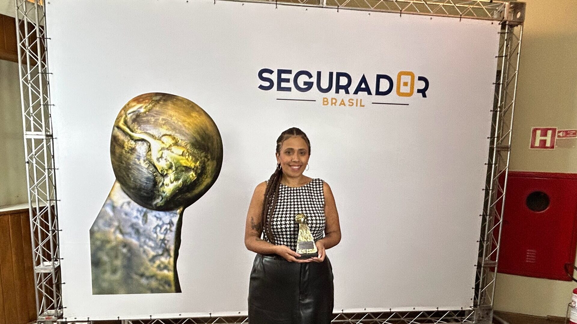 Cintia Santos recebendo o prêmio Segurador Brasil