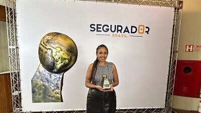 Cintia Santos recebendo o prêmio Segurador Brasil