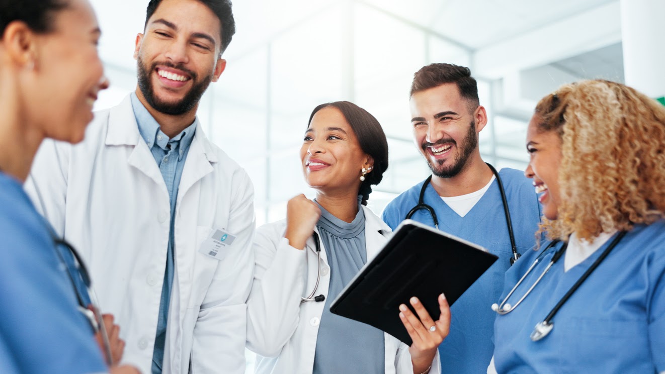 Grupo de médicos conversando