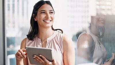 Mulher com o tablet em mãos