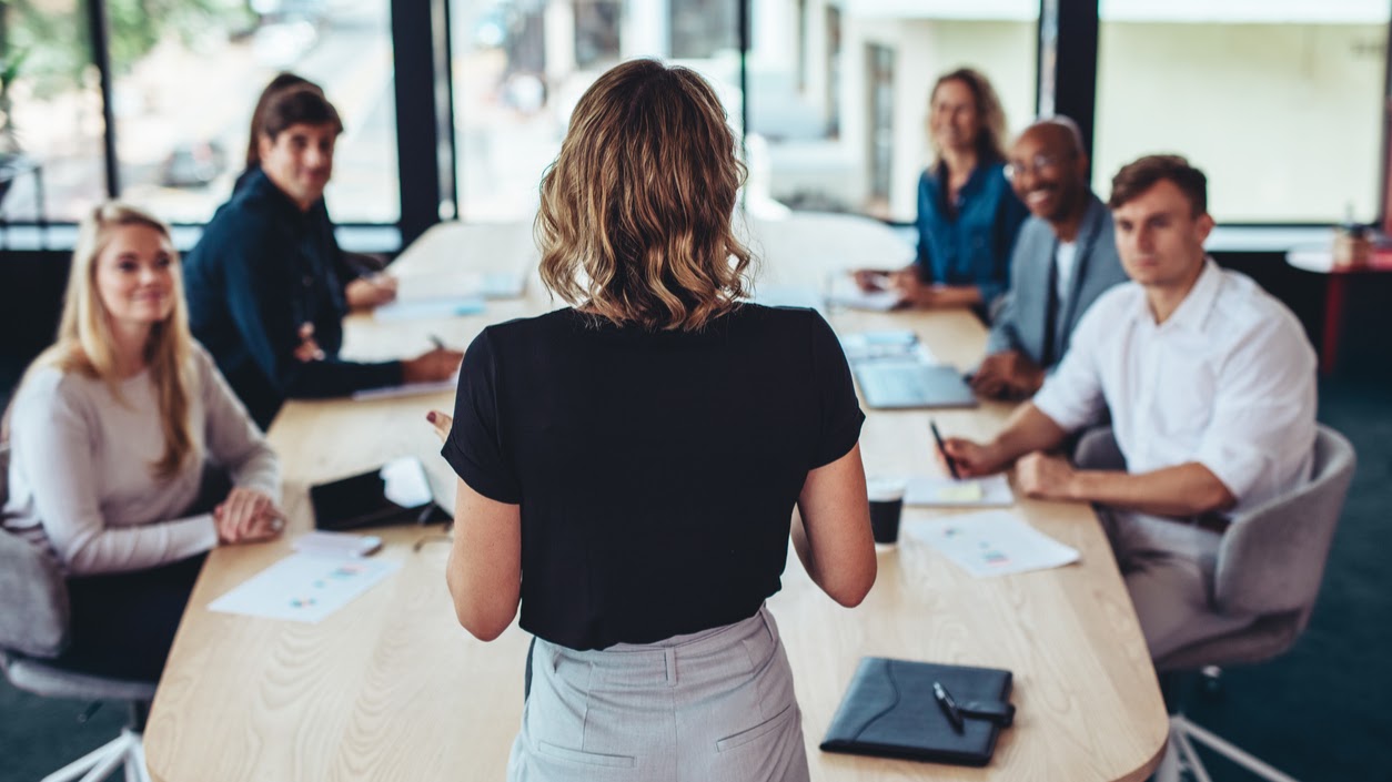Uma diretora fazendo reunião com outros colaboradores