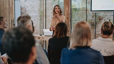 Mulher apresentando em uma conferência