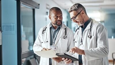 Dois médicos conversando no hospital