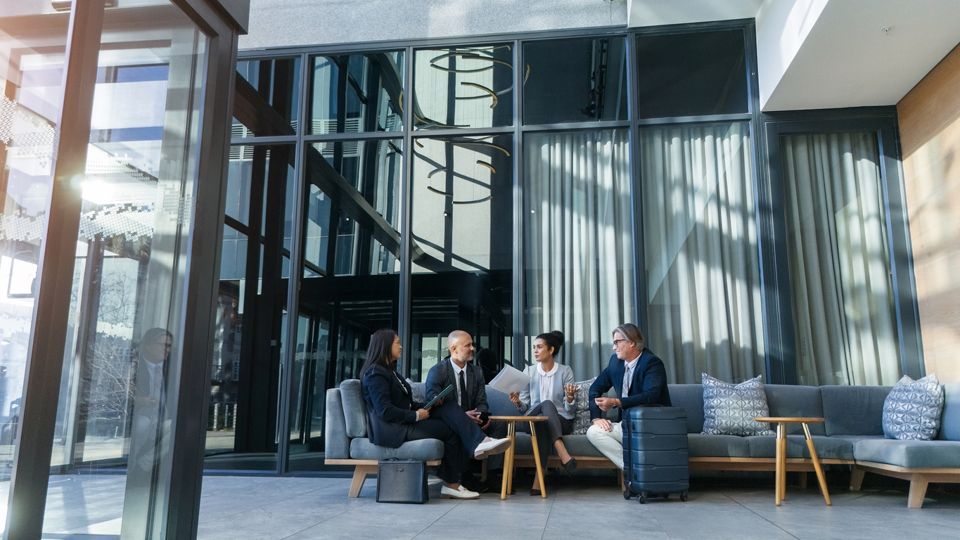 Grupo de executivos reunidos no sofá