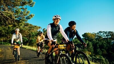 Grupo de mulheres pedalando