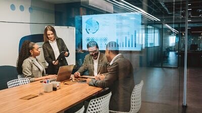 Grupo de pessoas em reunião na empresa